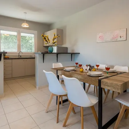 Asante Group Homes Διαμέρισμα *